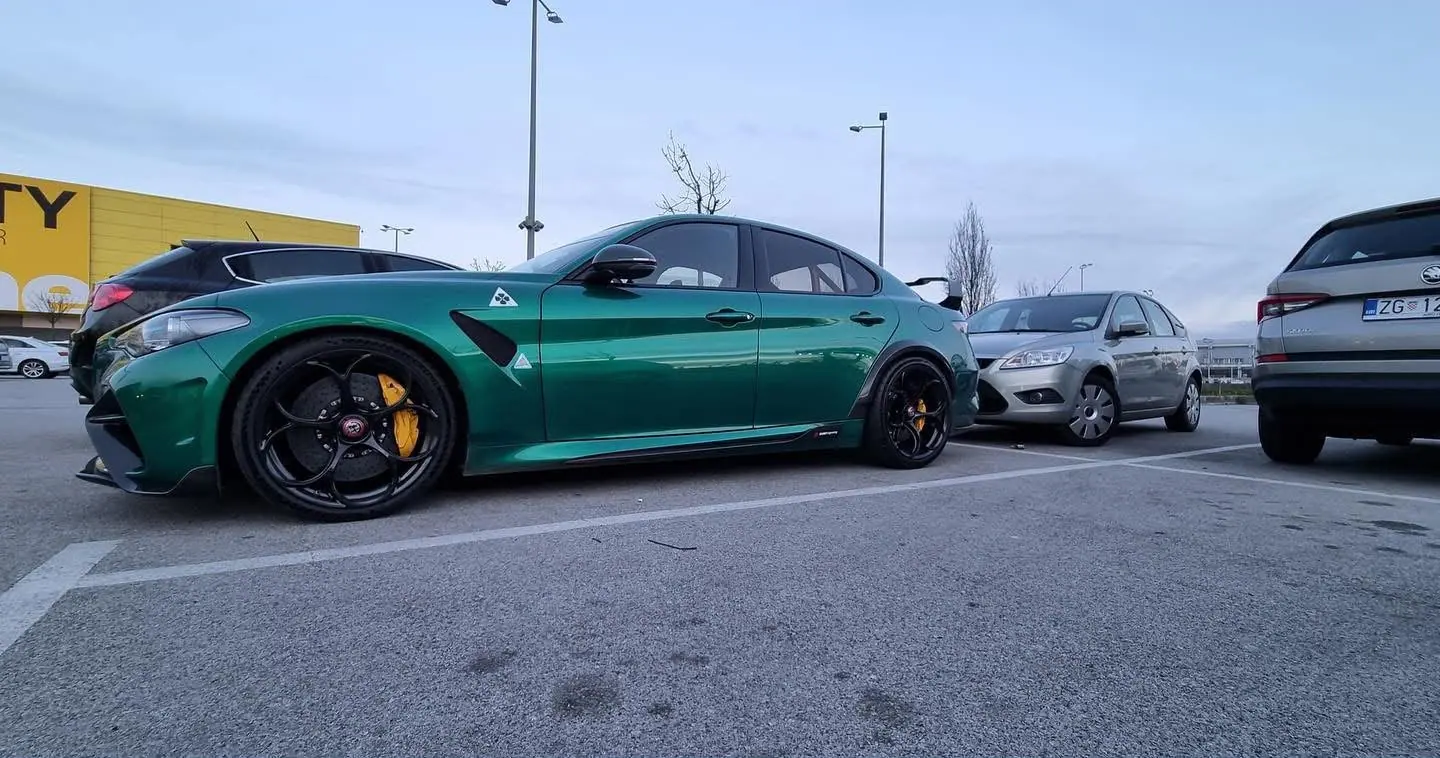 Automotive &mdash; colour & form &mdash; photograph 11