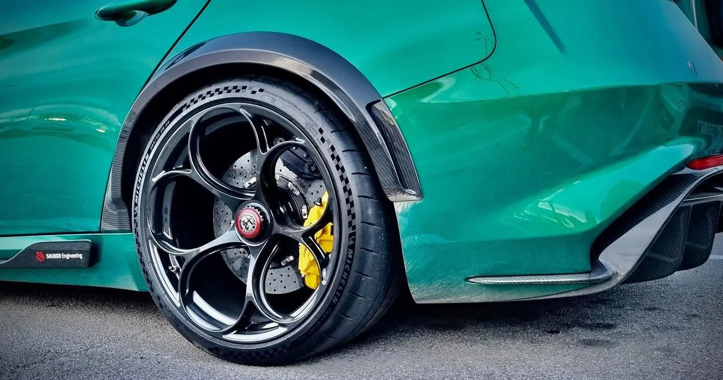 Automotive &mdash; colour & form &mdash; photograph 1