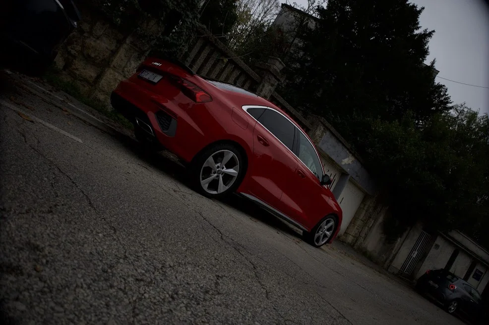 Automotive &mdash; colour & form &mdash; photograph 78