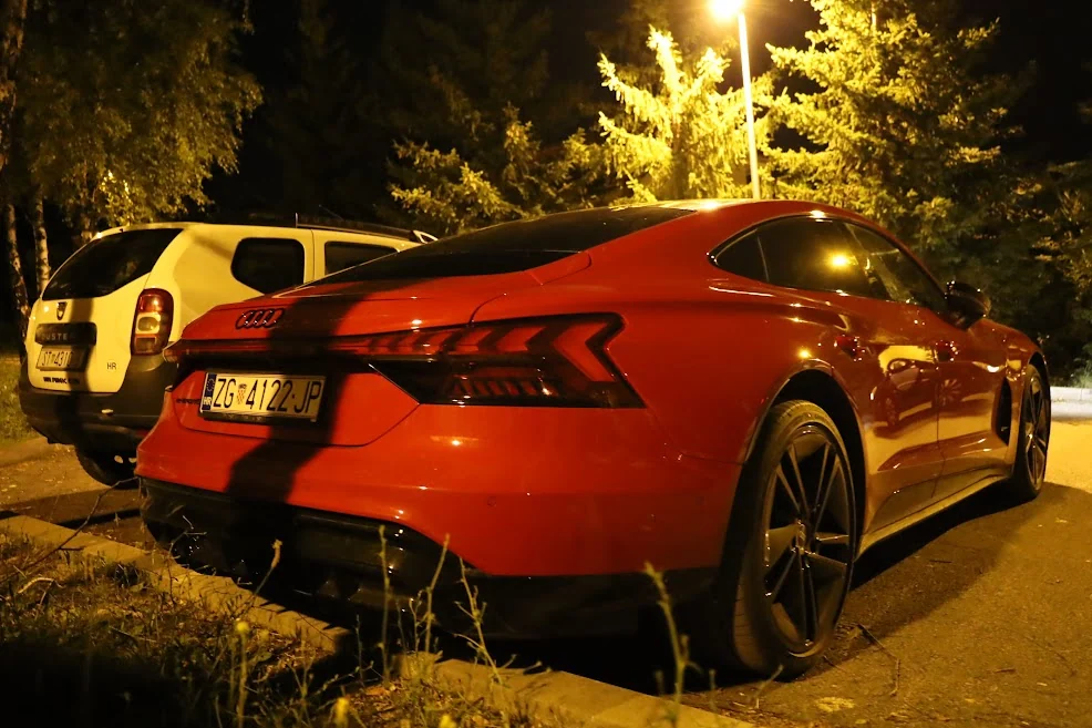 Automotive &mdash; colour & form &mdash; photograph 21