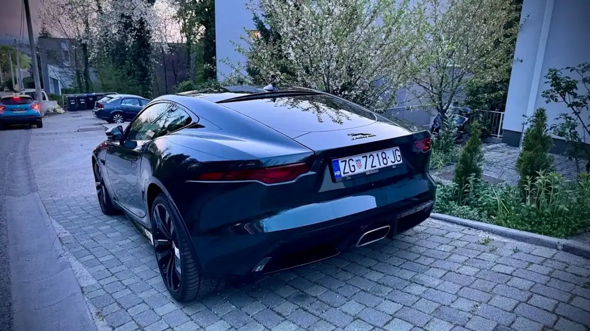 Automotive &mdash; colour & form &mdash; photograph 44
