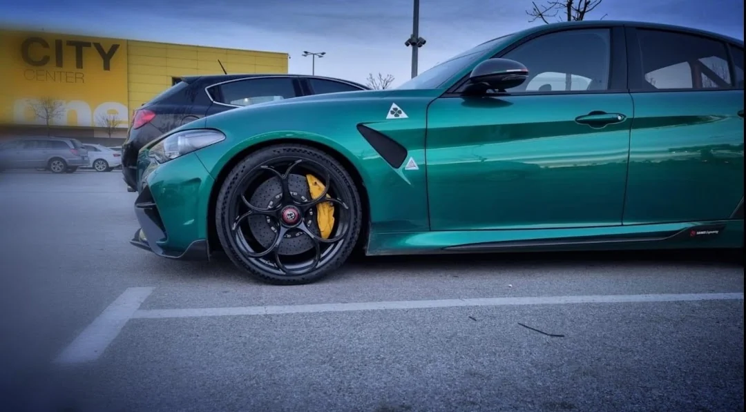 Automotive &mdash; colour & form &mdash; photograph 19