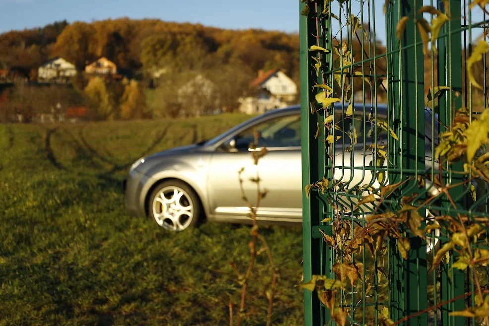Automotive &mdash; colour & form &mdash; photograph 84