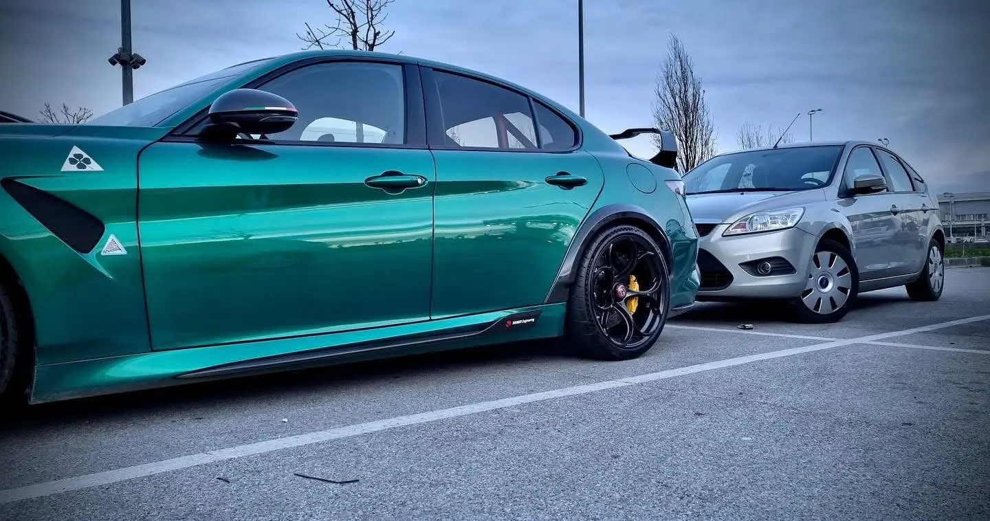 Automotive &mdash; colour & form &mdash; photograph 13