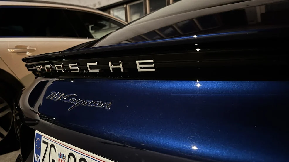 Automotive &mdash; colour & form &mdash; photograph 40