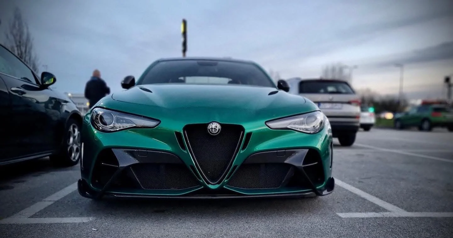 Automotive &mdash; colour & form &mdash; photograph 52