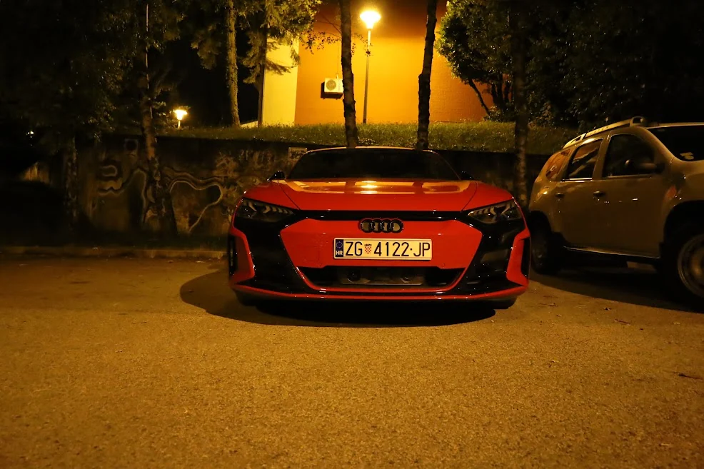Automotive &mdash; colour & form &mdash; photograph 39