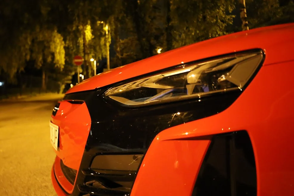 Automotive &mdash; colour & form &mdash; photograph 69