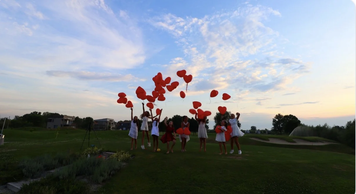 Red balloons. Shared moments. &mdash; photograph 9