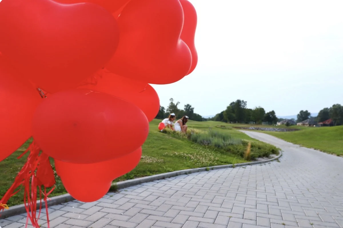 Red balloons. Shared moments. &mdash; photograph 2