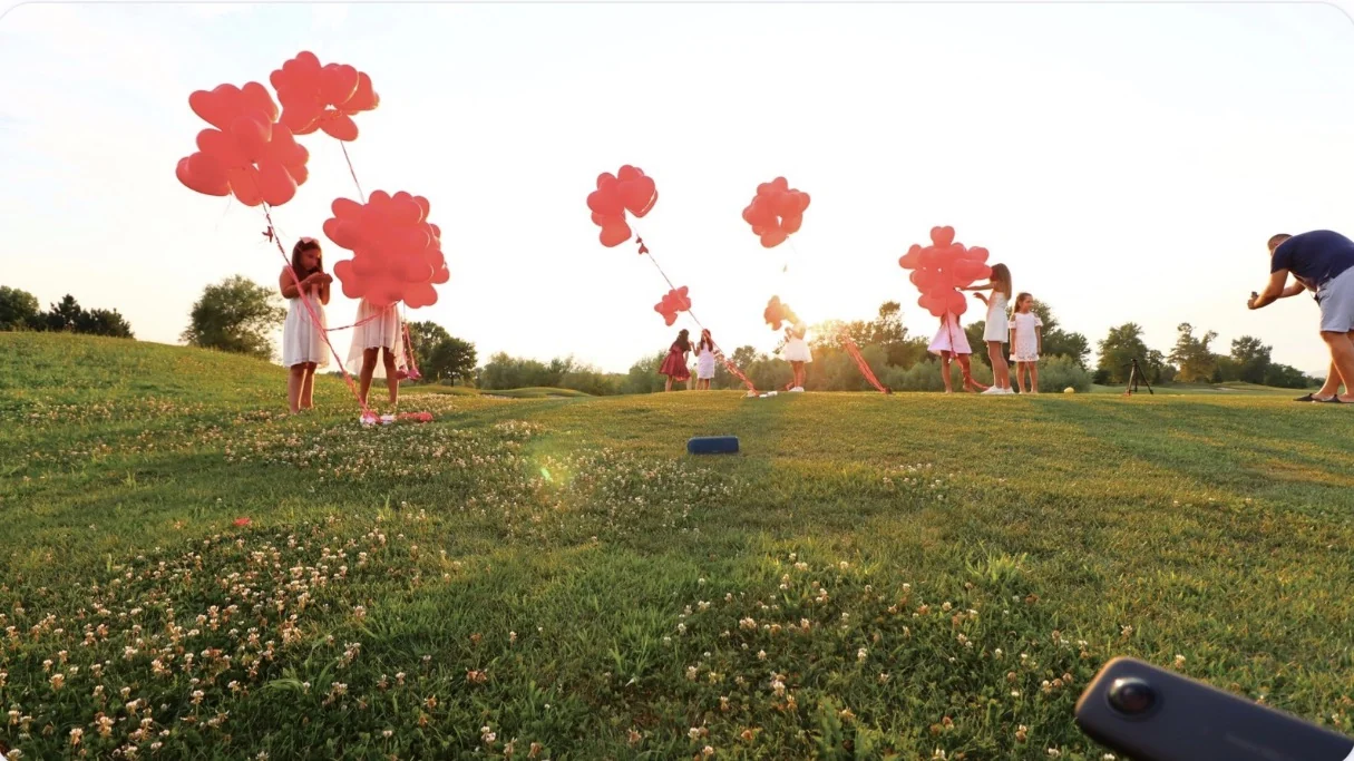 Red balloons. Shared moments. &mdash; photograph 3