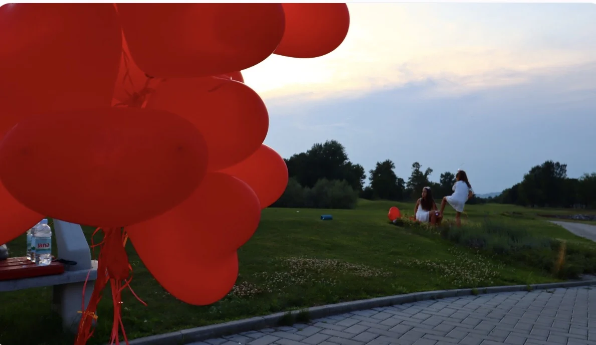 Red balloons. Shared moments. &mdash; photograph 4
